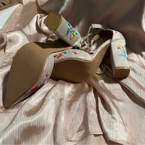 NEW floral embroidery heels size 36 (5/6) - Picture 2 of 3